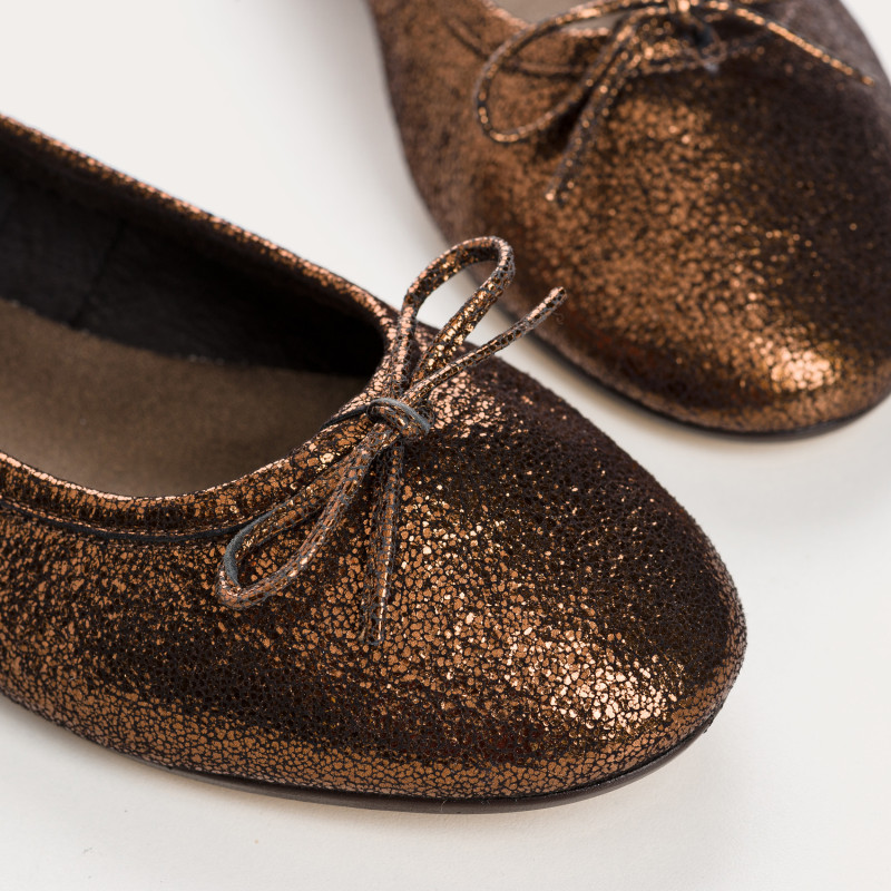 Ballerines plates à nœud en cuir métallisé avec bout arrondi