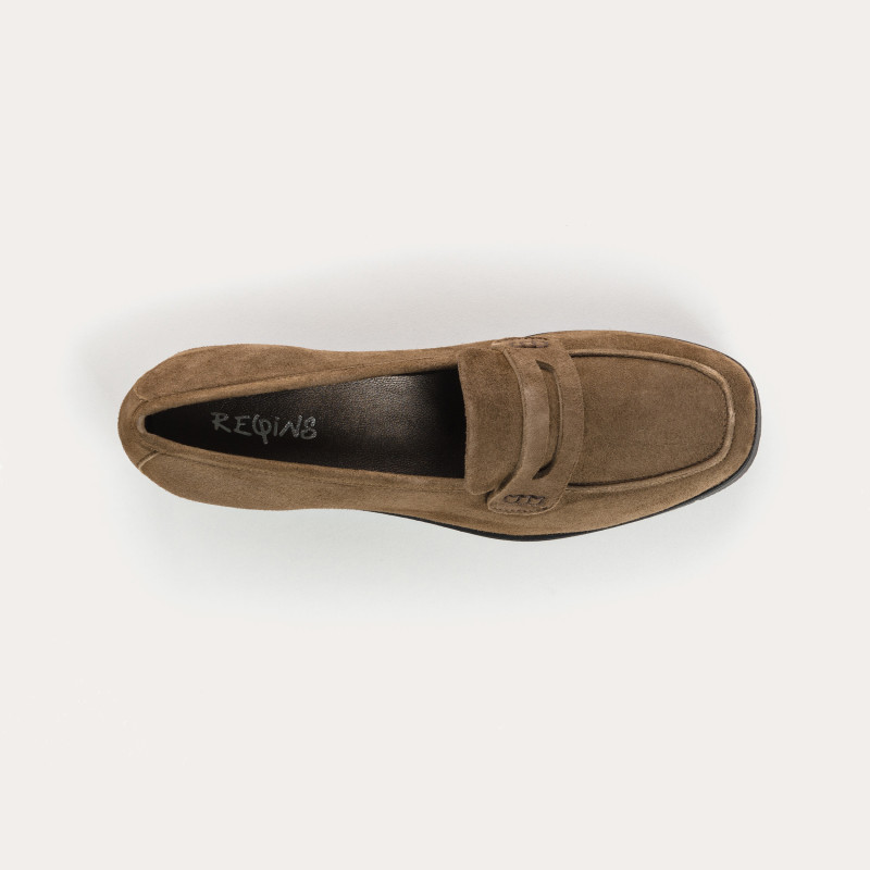 Velvet leather compensated loafers