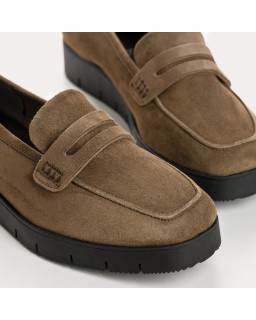 Velvet leather compensated loafers