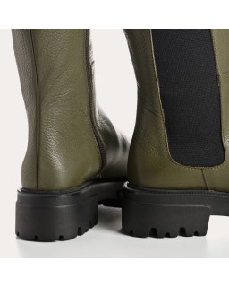 High grain leather boots with elastic and notched soles