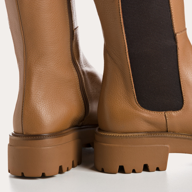 High grain leather boots with elastic and notched soles