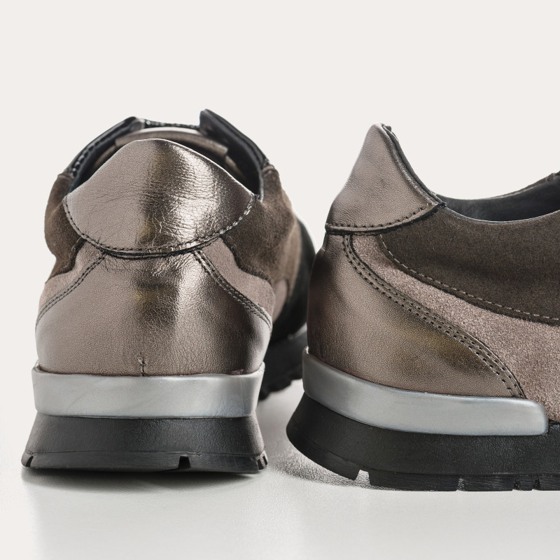 Baskets en cuir velours et métallisé à lacets noir/vison pour femme