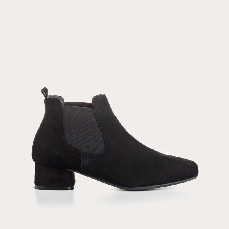 Chelsea boots in velvet leather with elastic