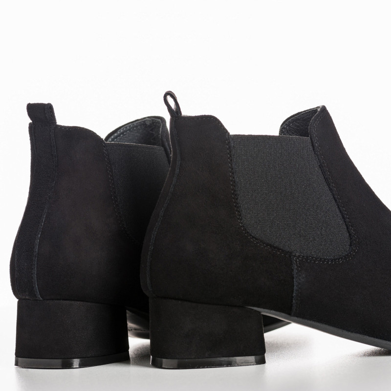 Chelsea boots in velvet leather with elastic