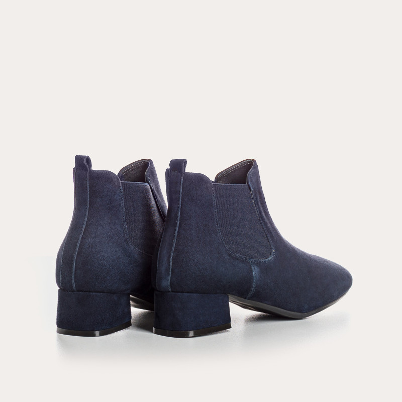 Chelsea boots in velvet leather with elastic