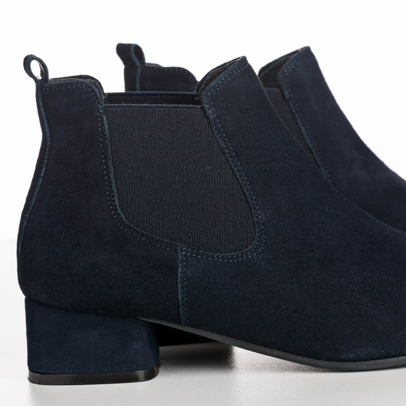 Chelsea boots in velvet leather with elastic