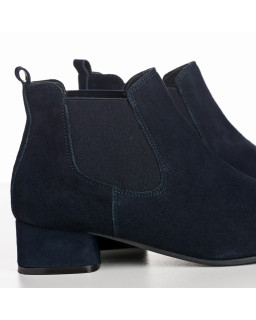 Chelsea boots in velvet leather with elastic