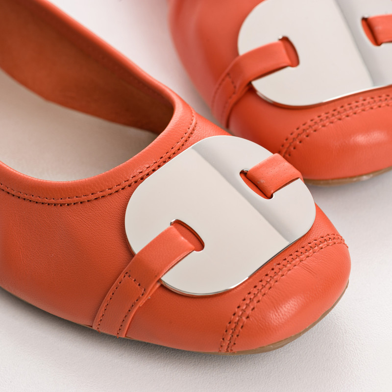 Leather ballerinas with silver metal jewel plate