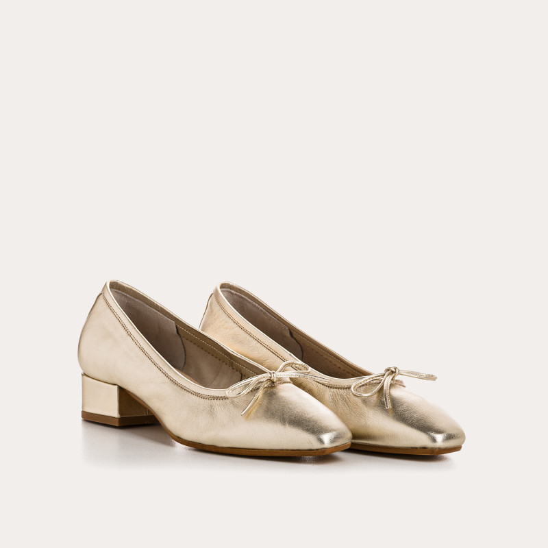 Ballerinas with leather heels