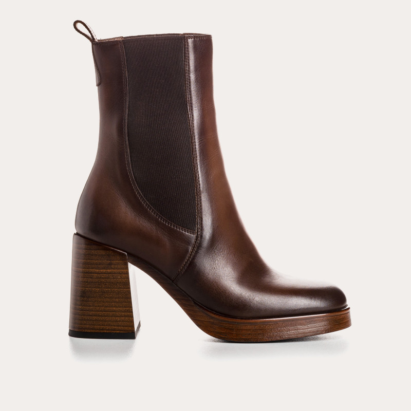 Boots Chelsea with high heels in brown leather with elastic