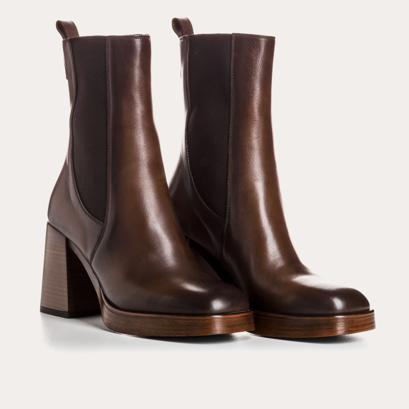 Boots Chelsea with high heels in brown leather with elastic