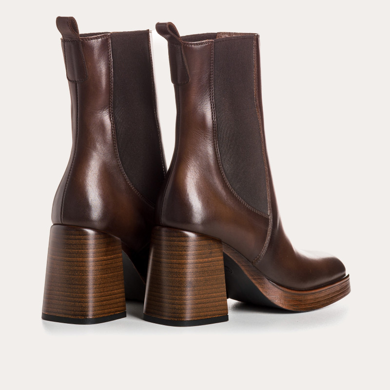 Boots Chelsea with high heels in brown leather with elastic