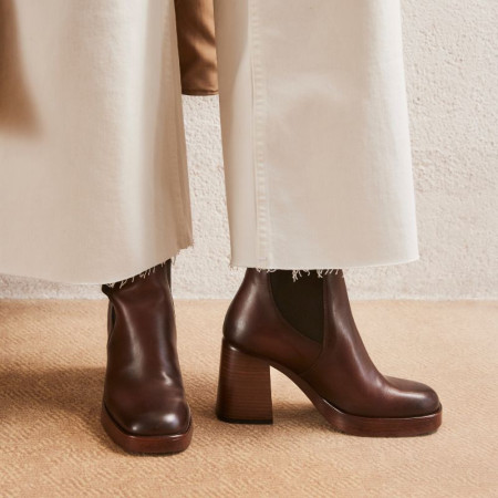Boots Chelsea à talons hauts en cuir marron avec élastiques