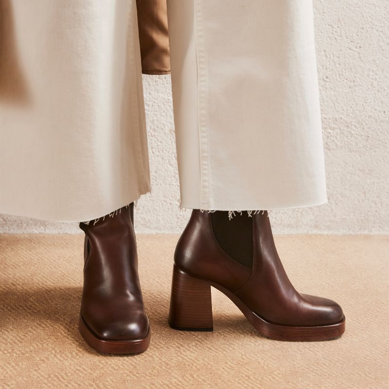 Boots Chelsea à talons hauts en cuir marron avec élastiques