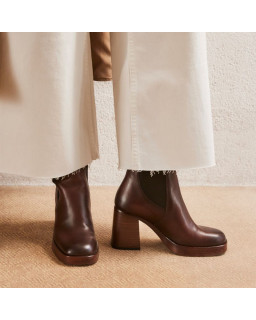 Boots Chelsea with high heels in brown leather with elastic