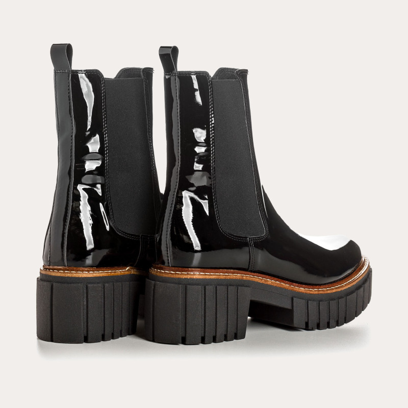 Boots Chelsea in black varnish with elastic