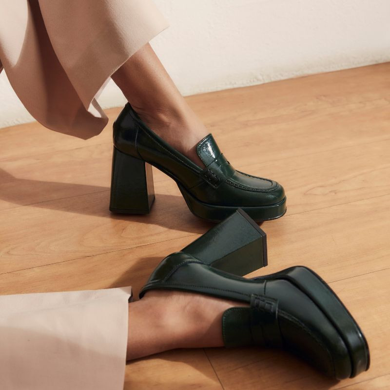 Sweet heeled leather moccasins grained