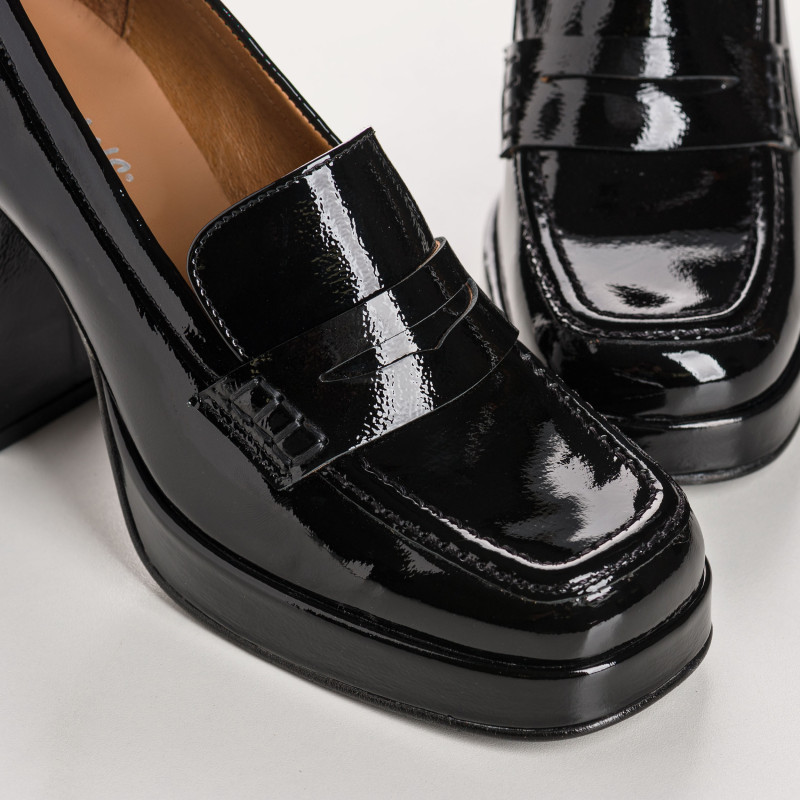 Sweet heeled leather moccasins grained