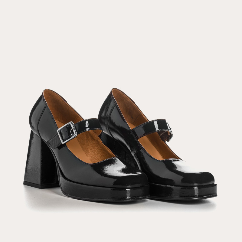 Babies with grained polish leather heels with silver buckle