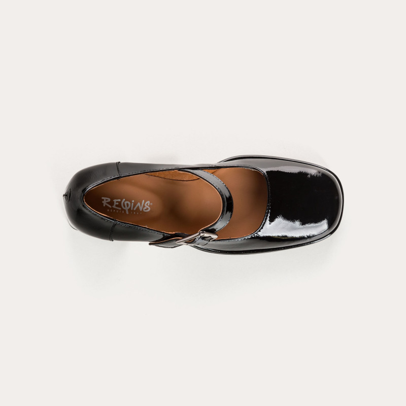 Babies with grained polish leather heels with silver buckle