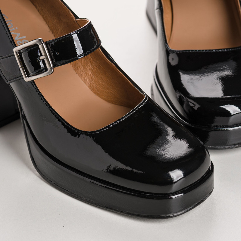 Babies with grained polish leather heels with silver buckle