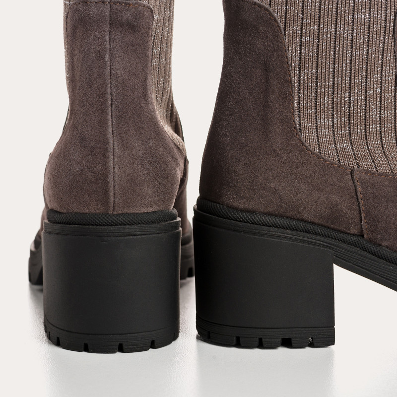 Boots Chelsea with velvet leather heel with elastic