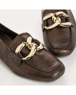 Mocassins marron en cuir embossé lézard avec bijou doré