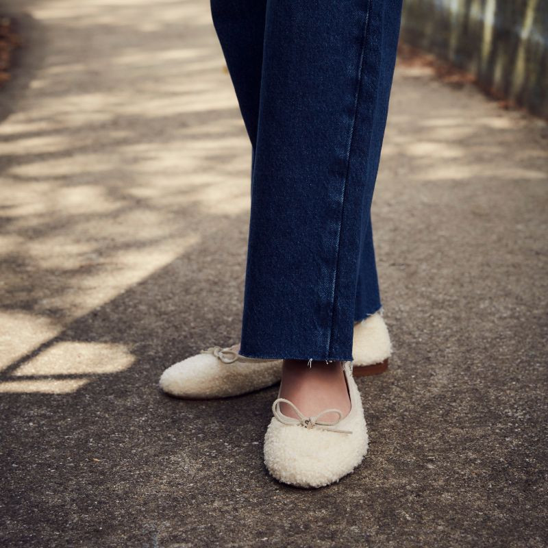 Leather ballerinas and imitation sheepskin fabric with rounded butt