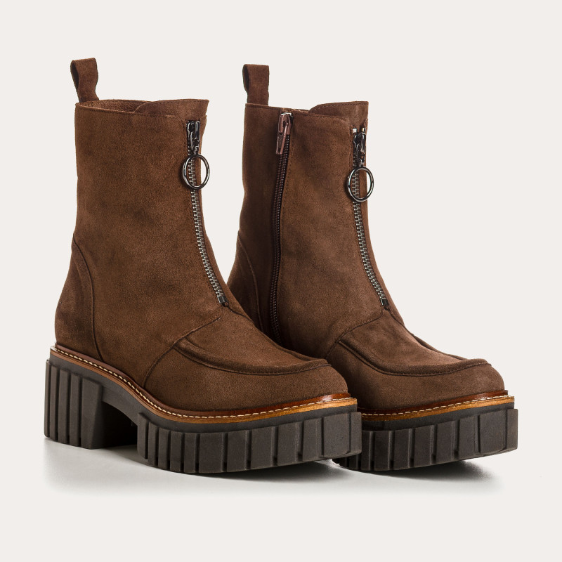 Boots Chelsea with velvet leather heels with zip and silver buckle