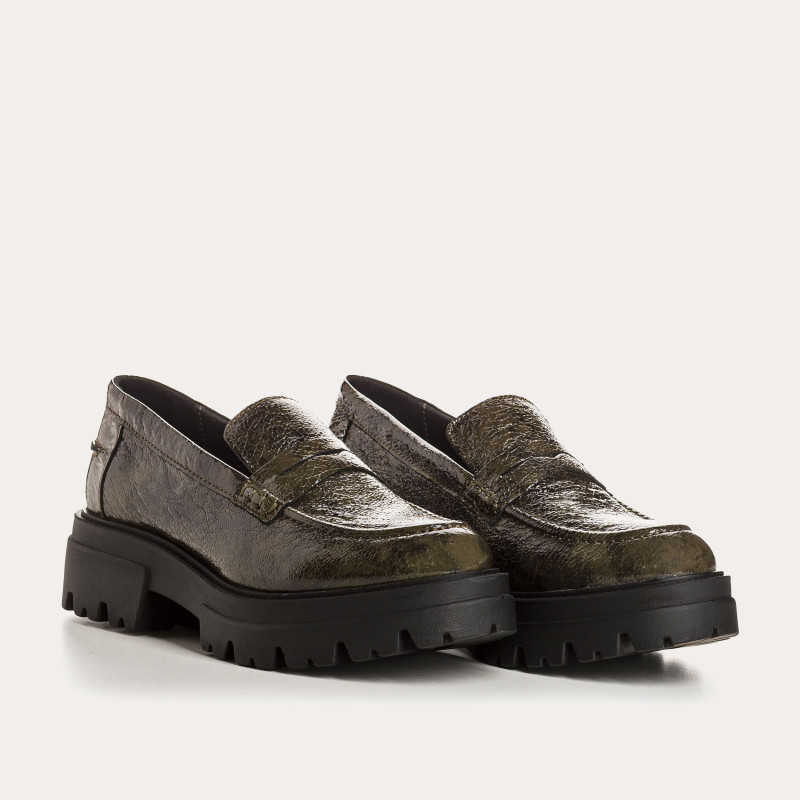 Chunky moccasins in grained varnish leather