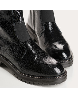 Chelsea boots in grained varnished leather with elastic