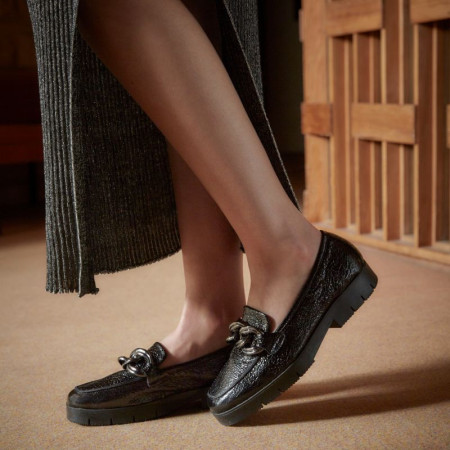 Small-heeled moccasins grained varnish leather with silver jewelry