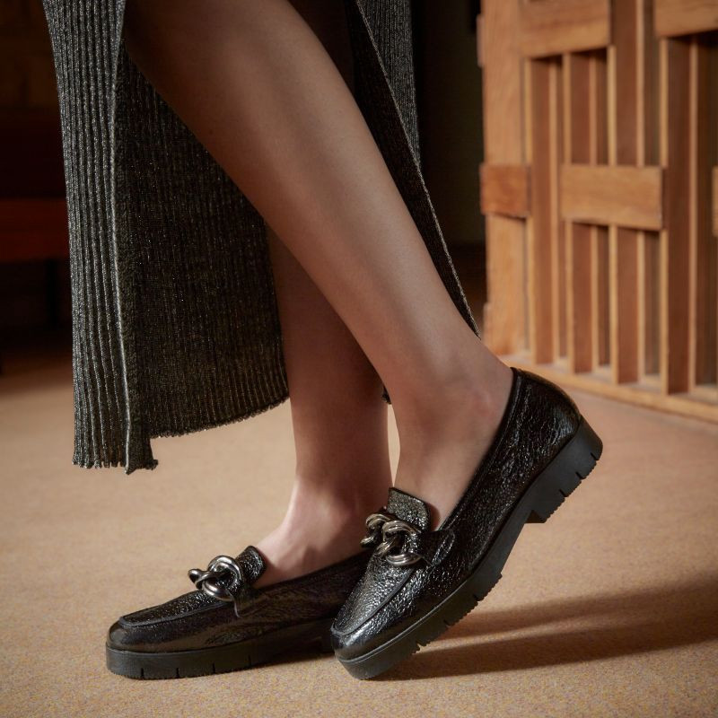 Mocassins à petits talons en cuir vernis grainé avec bijoux argentés