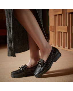 Mocassins à petits talons en cuir vernis grainé avec bijoux argentés