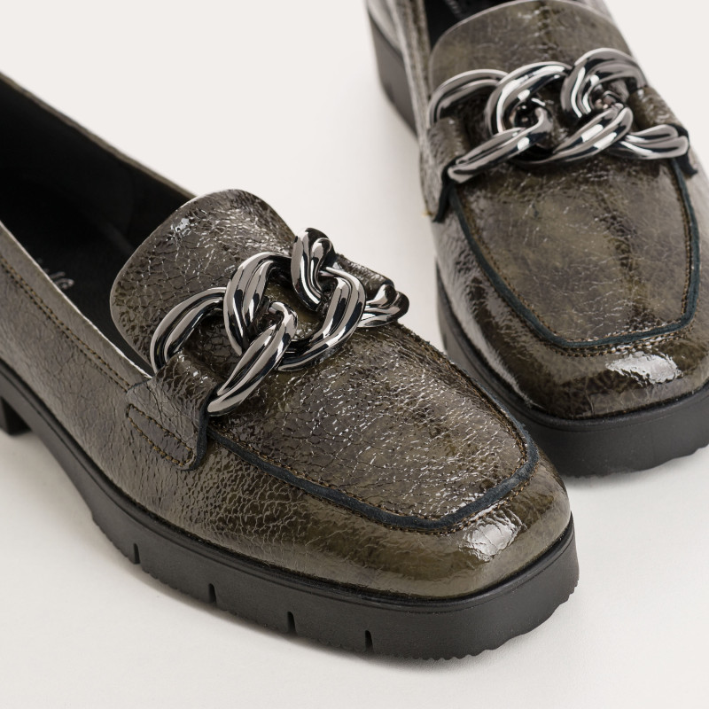 Small-heeled moccasins grained varnish leather with silver jewelry