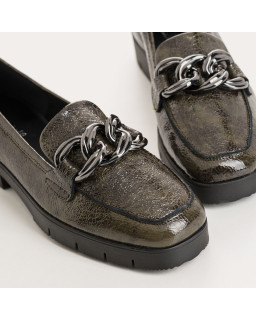 Small-heeled moccasins grained varnish leather with silver jewelry