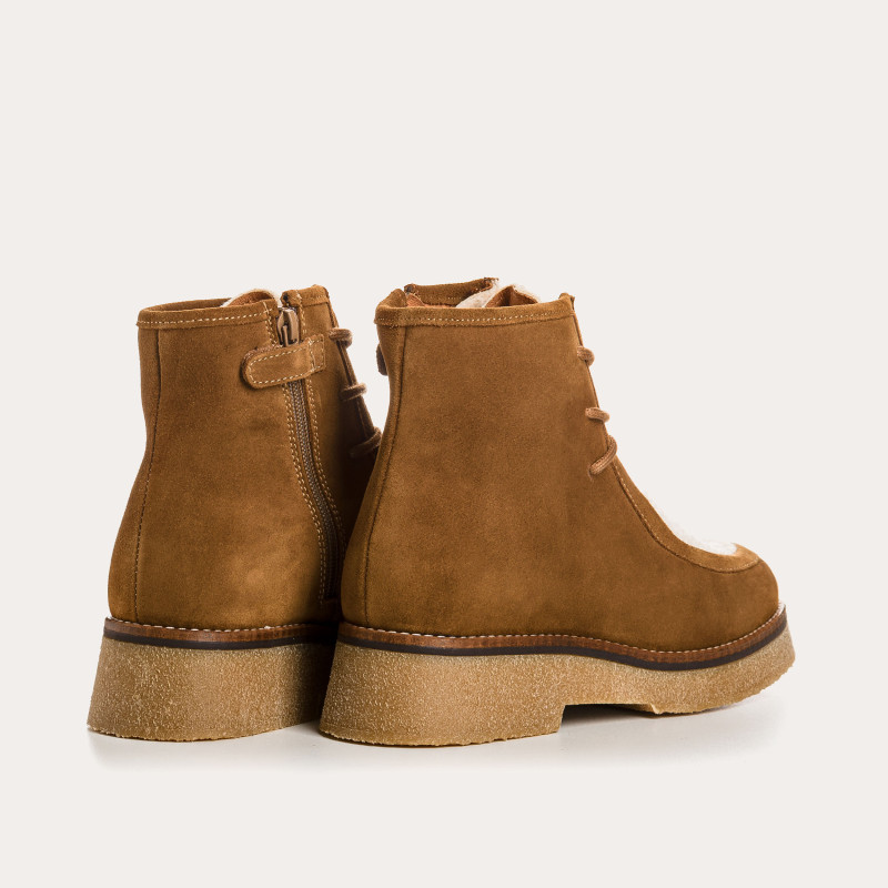 Boots en cuir velours et tissu teddy noisette à lacets