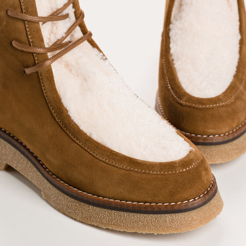 Boots en cuir velours et tissu teddy noisette à lacets