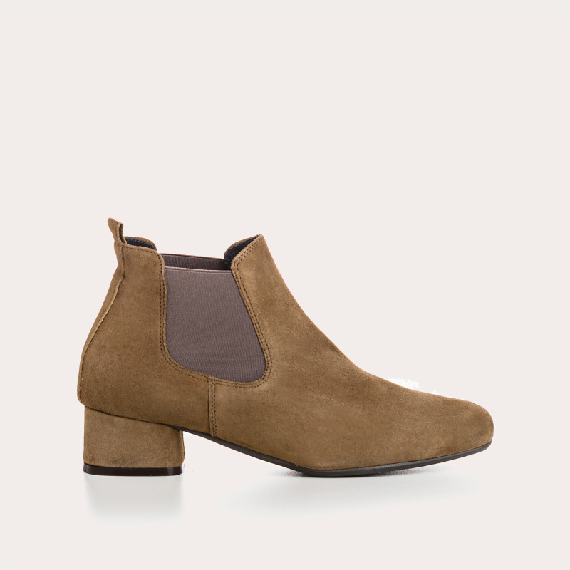 Chelsea boots in velvet leather with elastic