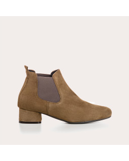 Chelsea boots in velvet leather with elastic