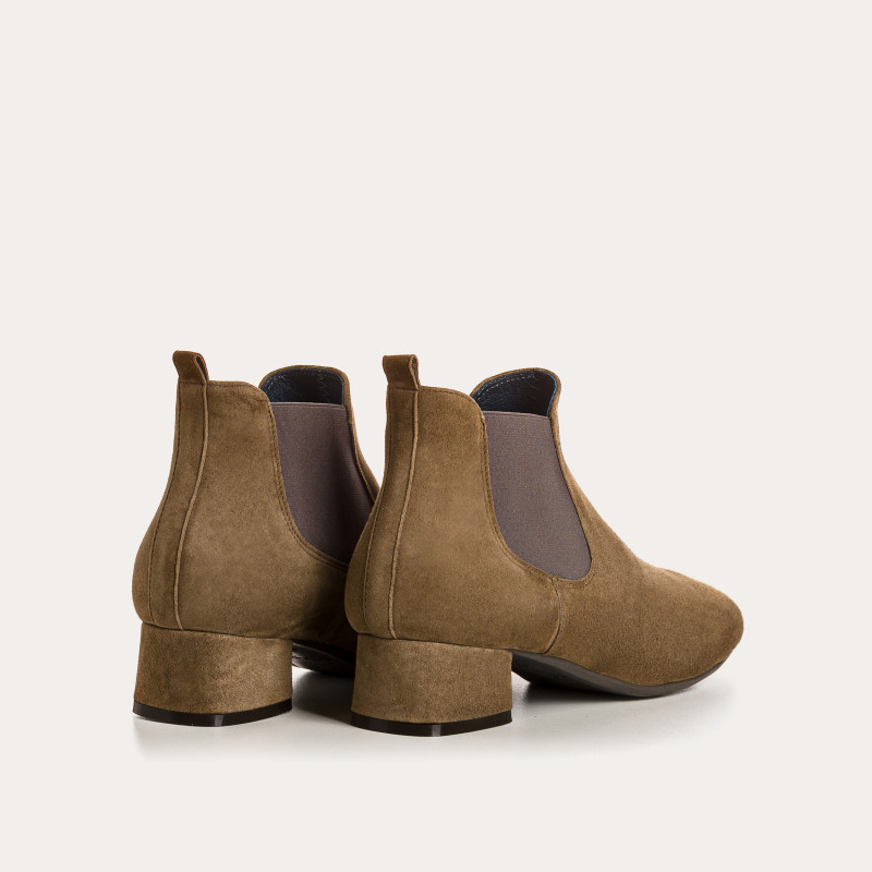 Chelsea boots in velvet leather with elastic