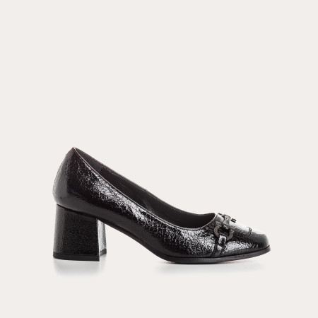 Pumps in grained varnish leather with golden accessories