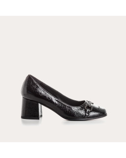 Pumps in grained varnish leather with golden accessories