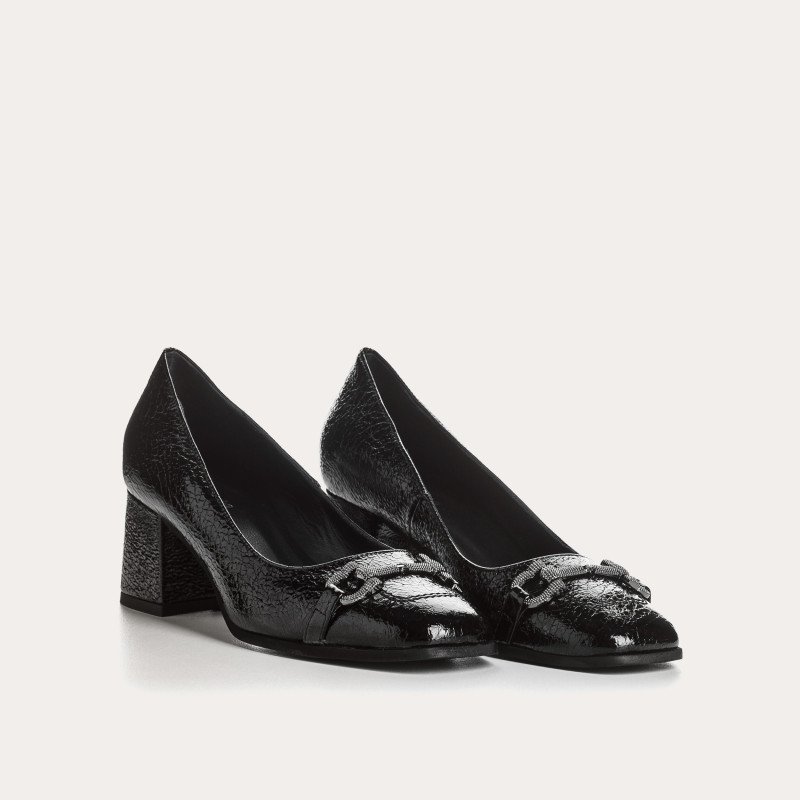 Escarpins en cuir vernis grainé avec accessoires dorés