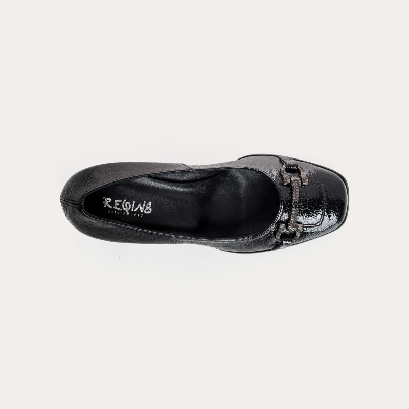 Pumps in grained varnish leather with golden accessories