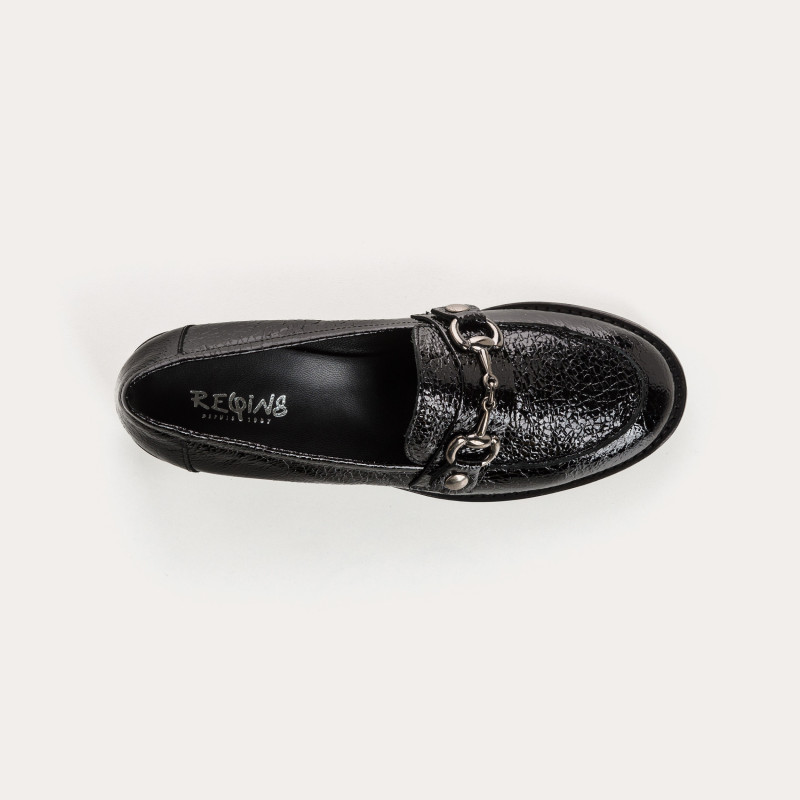 College moccasins with removable flanges in grained varnish leather