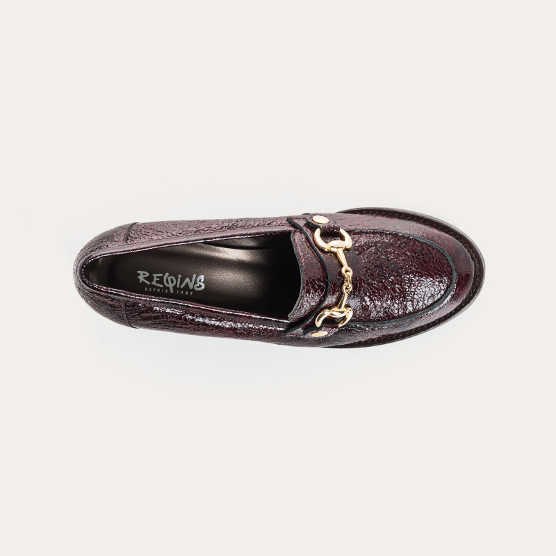 College moccasins with removable flanges in grained varnish leather