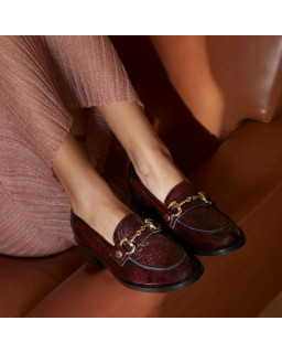 College moccasins with removable flanges in grained varnish leather