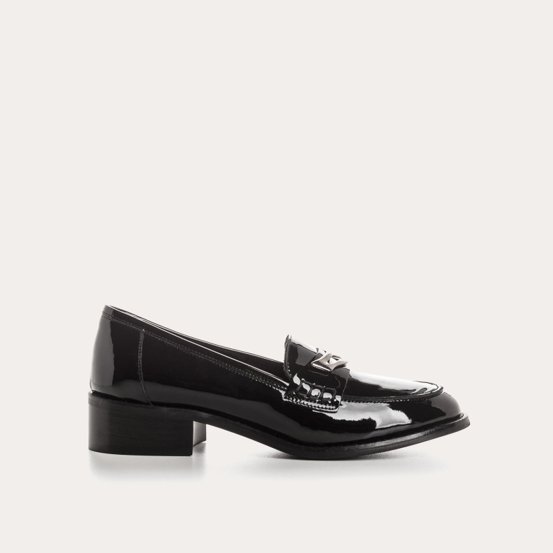 Moccasins College in two-color varnish leather