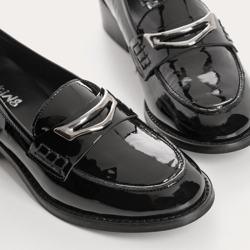 Moccasins College in two-color varnish leather